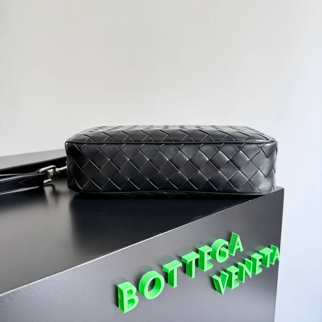 Batch 1820 BOTTEGA VENETA small INTRECCIATO woven camera bag This bv classic camera bag is a further evolution of classic woven technology, combining practicality and fashion, perfectly meeting multi-purpose needs! Classic leather handmade. Lightweight and large capacity. The shoulder strap is removable and adjustable. In addition to being worn cross-body, it can also be placed in the suitcase as a toiletry bag. It is very convenient for daily storage and classification. It also has hanging accessories to show your personality. No matter how complicated the world is, as long as you have a bag with you, everything will become better. Style number: 755923 Size: 24.5*15*6cm
